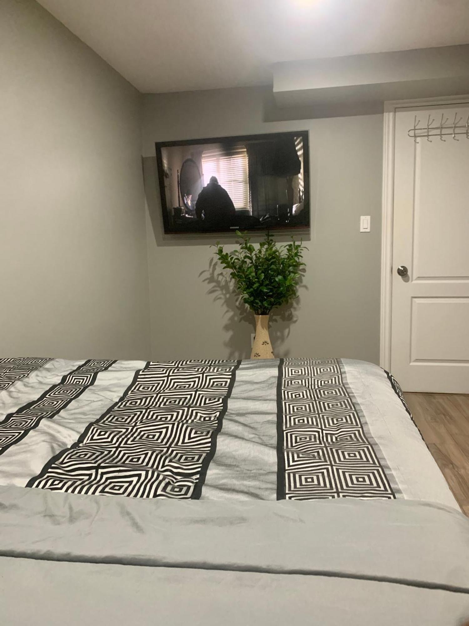 1 Room In A Cozy And Beautiful Basement Guelph Extérieur photo